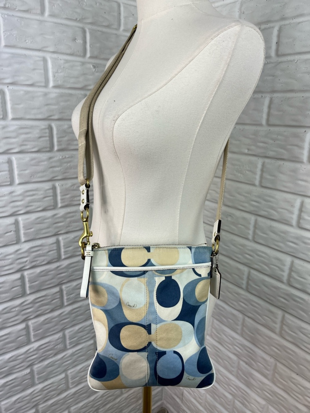 COACH Poppy Op Art Crossbody Swingpack Bag blue cream geometric pattern - Picture 3 of 16